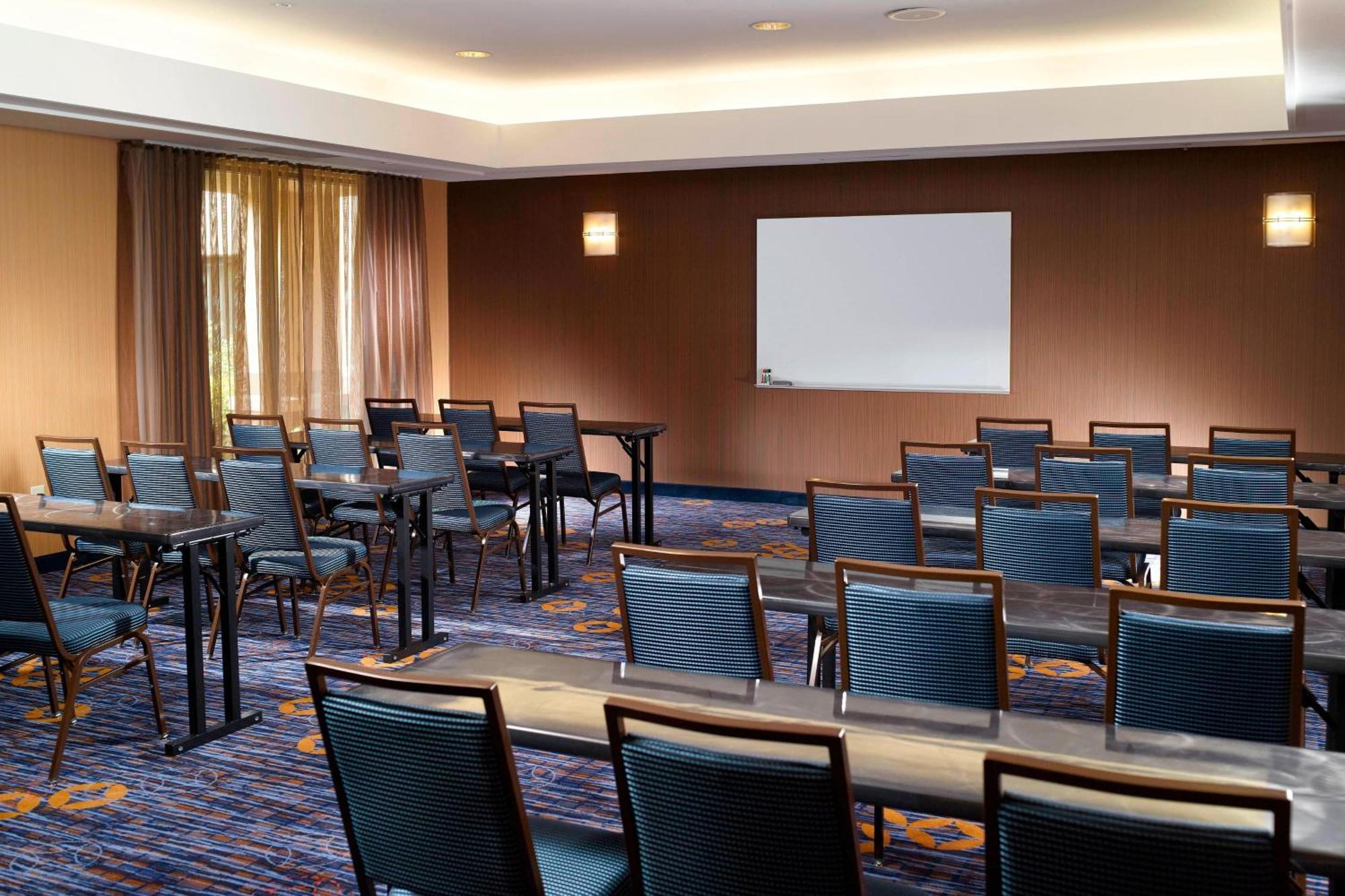 Courtyard By Marriott Atlanta Alpharetta Hotel Exterior photo